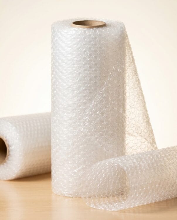 Rollo de plástico burbuja (poliburbuja) para protección de mercancía, distribuido por Paak de México